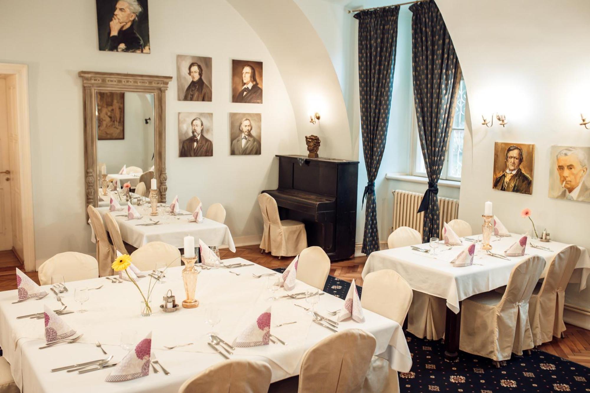 Hotel Kastiel Mojmírovce Zewnętrze zdjęcie